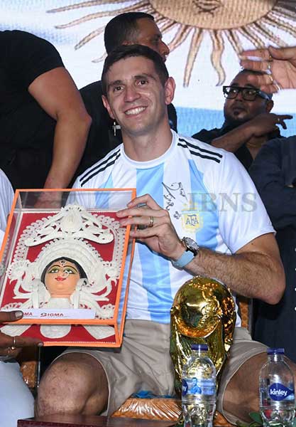 Argentina's World Cup-winning goalkeeper Emiliano Martinez wins hearts as he visits Kolkata