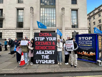 UK: Protesters demonstrate outside Chinese embassy in London to mark   Urumqi Massacre anniversary
