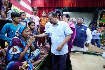 Kejriwal interacts with flood victims