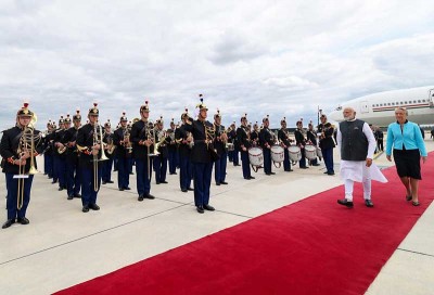 PM Modi arrives in Paris, receives ceremonial welcome