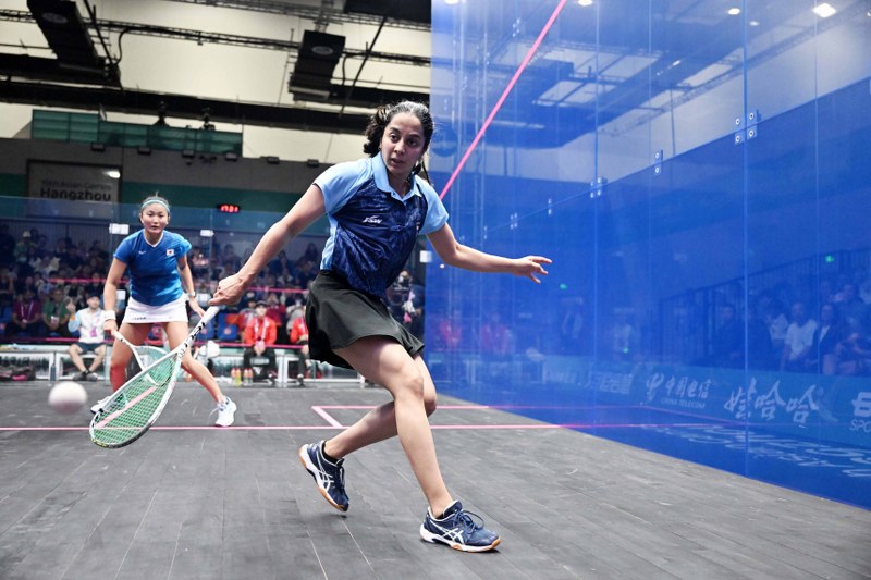 Indian boxer Nikhat Zareen posing with winners of Women's 45-50 Kg Boxing event at Asian Games