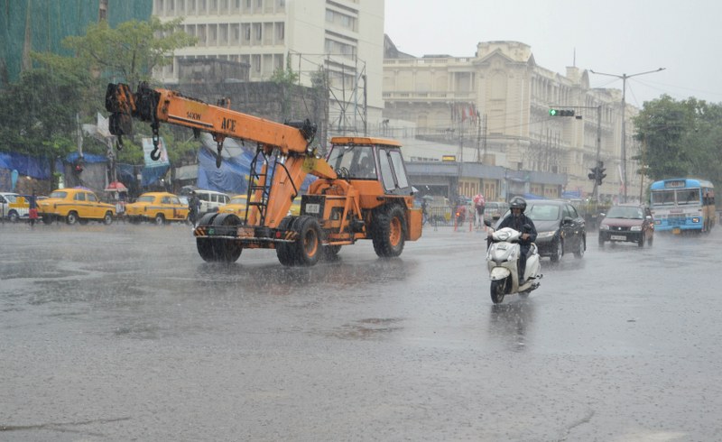 Rain slows traffic in Kolkata