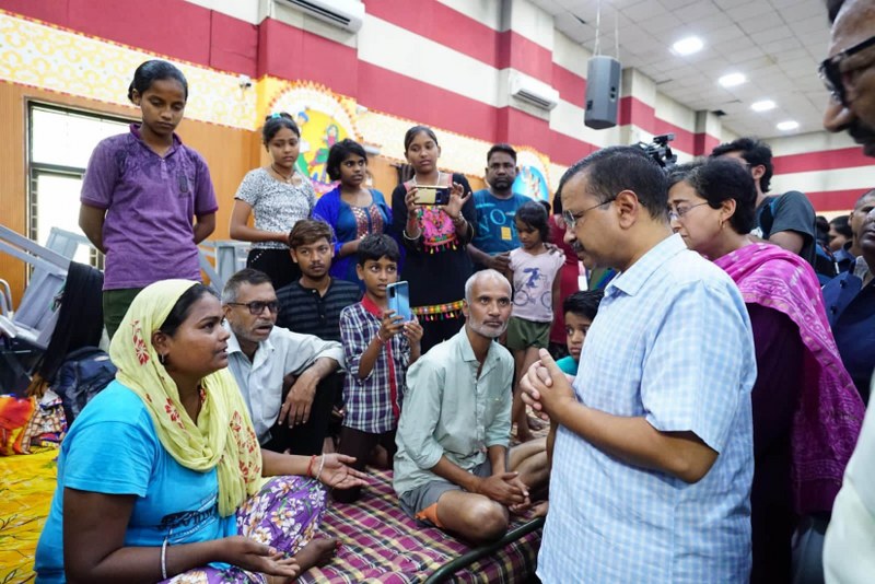 Kejriwal interacts with flood victims