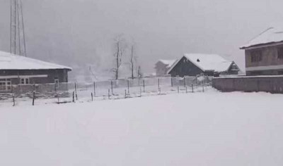Higher reaches of Kashmir receive fresh snowfall, plains lashed by rains