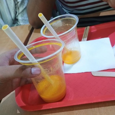 Customer charged an extra Rs. 40 for a plastic glass when he had mango juice in Mumbai mall, internet reacts