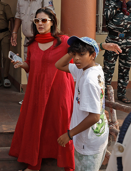 Kajol visits Dakshineswar Temple