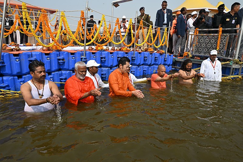 Maha Kumbh: Yogi and Bhutanese King take sacred dip