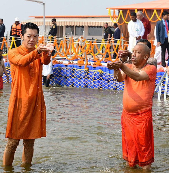 Maha Kumbh: Yogi and Bhutanese King take sacred dip