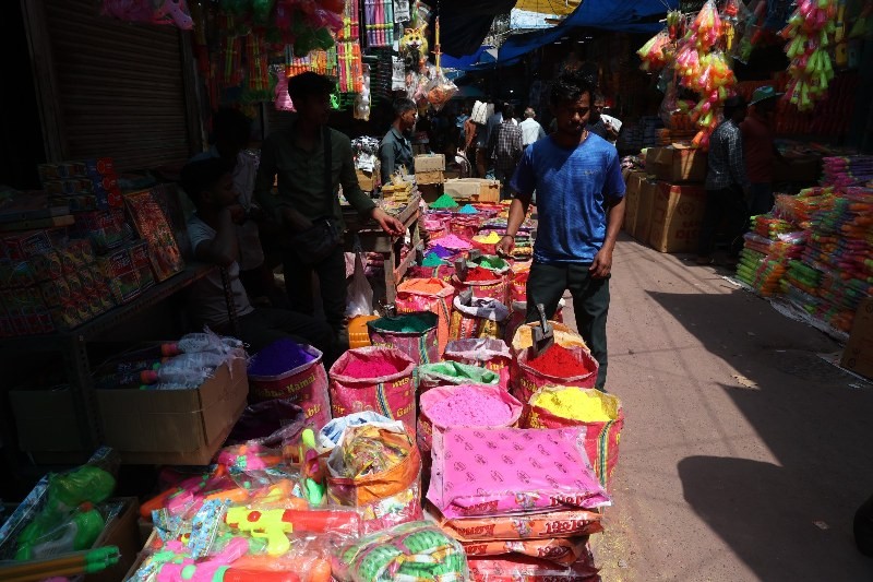 In images : Kolkata gears up to celebrate Holi