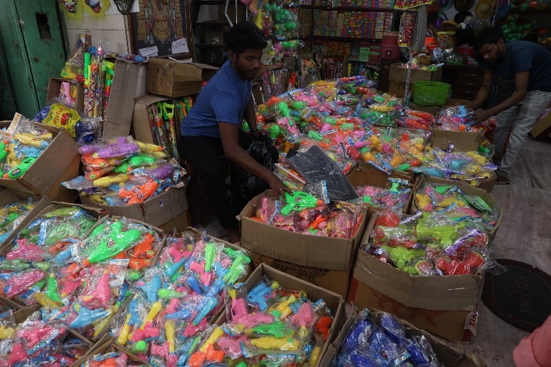 In images : Kolkata gears up to celebrate Holi