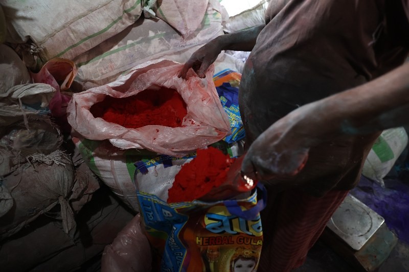 In images : Kolkata gears up to celebrate Holi