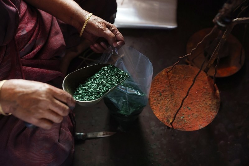 In images : Kolkata gears up to celebrate Holi