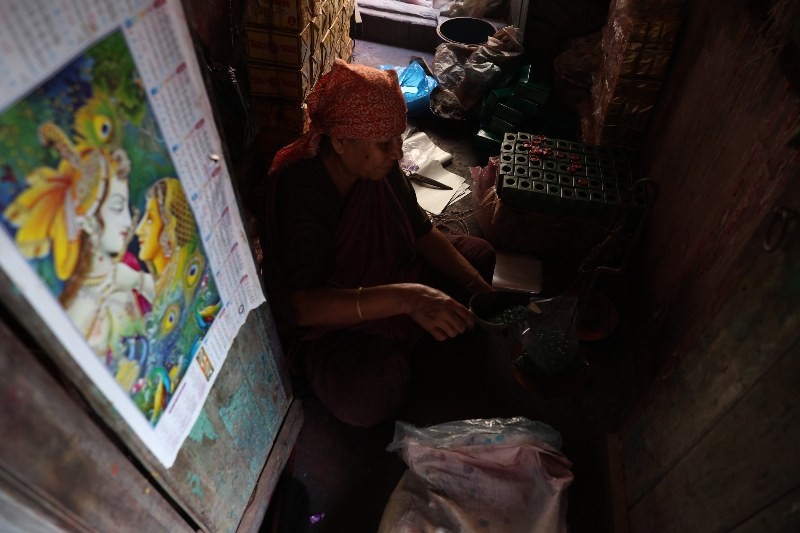 In images : Kolkata gears up to celebrate Holi