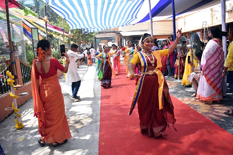 Kolkata's Vivekanada College celebrates Dol Utsav