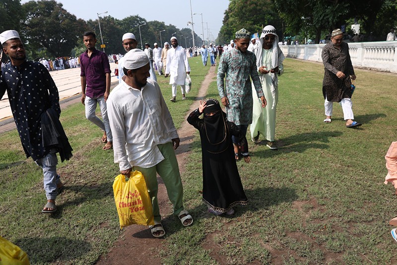 Muslims offer prayers on Eid al-Adha in Kolkata