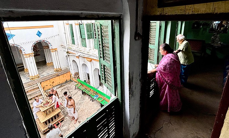 Rathayatra 2025: Glimpses of the preparation in north Kolkata's Tarak Pramanik Bari