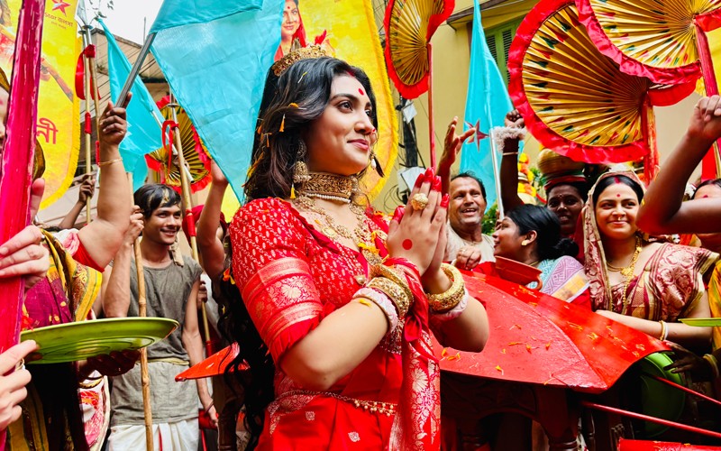 In Images: On-screen 'Rani Bhabani' Rajnandini Paul at majestic human procession in Kolkata