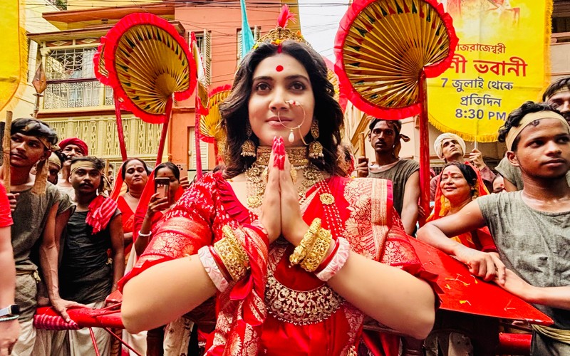 In Images: On-screen 'Rani Bhabani' Rajnandini Paul at majestic human procession in Kolkata