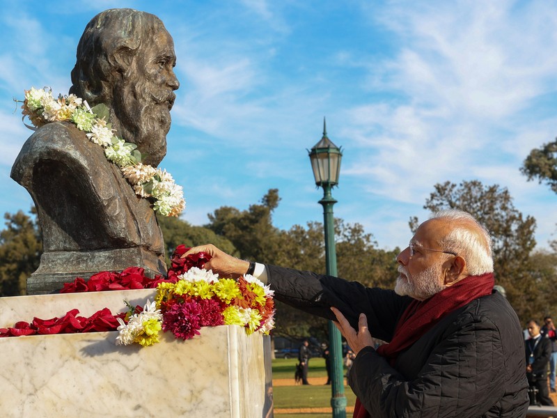 In Images: PM Modi pays homage to statues of Mahatma Gandhi and Rabindranath Tagore in Buenos Aires