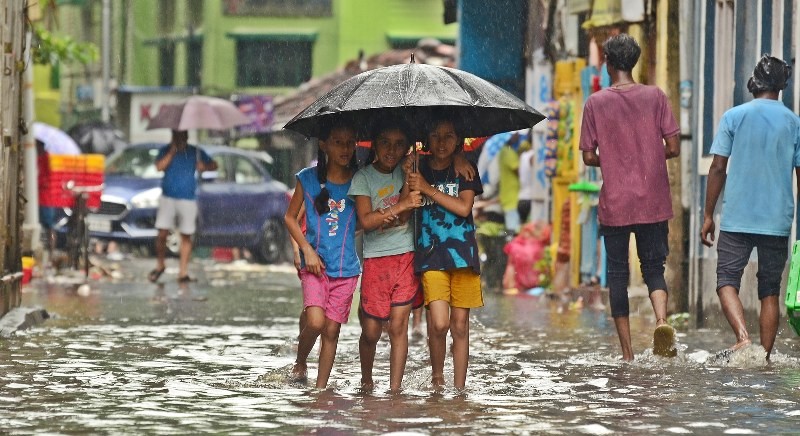 Heavy rains disrupt normal life in Kolkata