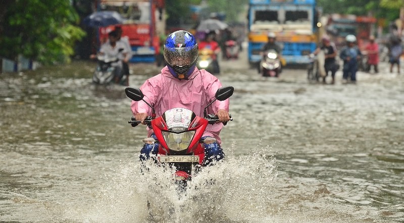 Heavy rains disrupt normal life in Kolkata