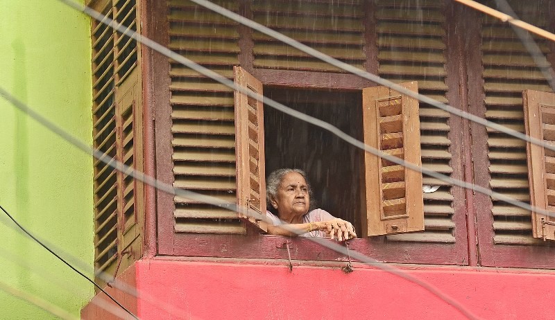 Heavy rains disrupt normal life in Kolkata