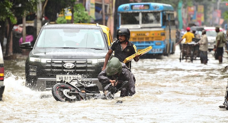 Heavy rains disrupt normal life in Kolkata