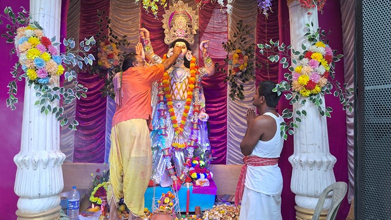 Priest offers prayers to taxi during Vishwakarma Puja in Kolkata