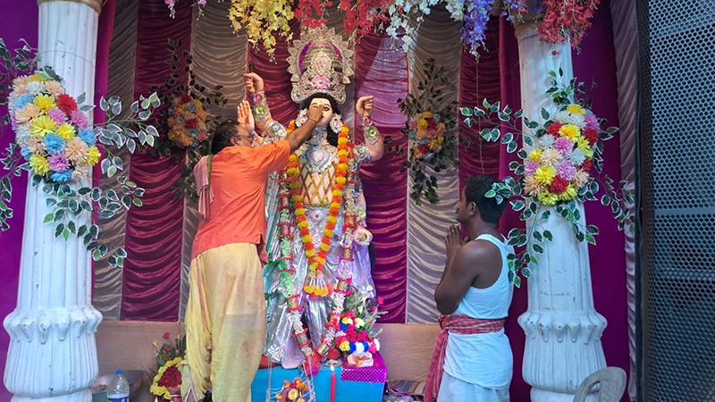 Priest offers prayers to taxi during Vishwakarma Puja in Kolkata