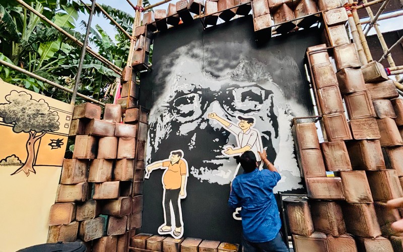 In images: Kolkata’s Kumortuli Sarbojonin Durga Puja 2025 pays tribute to cartoonist Narayan Debnath