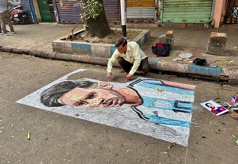 Kolkata Artist Paints Grand Street Tribute Ahead of Messi’s India Tour