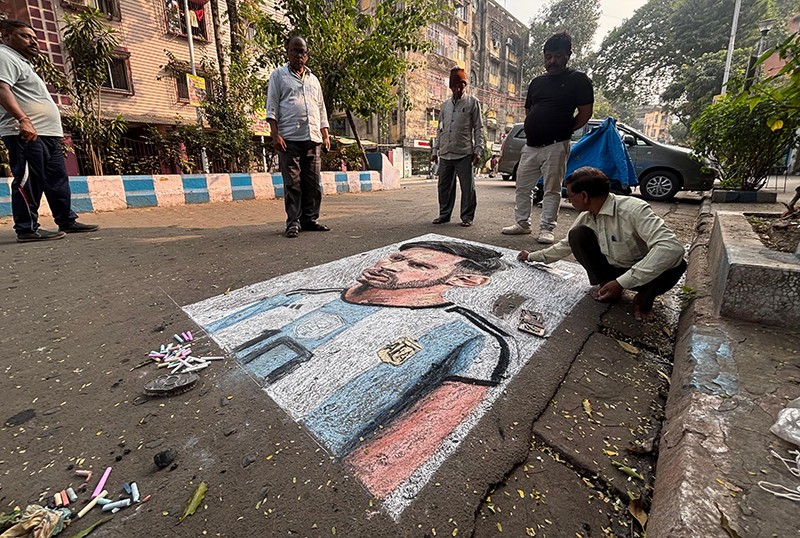 Kolkata Artist Paints Grand Street Tribute Ahead of Messi’s India Tour