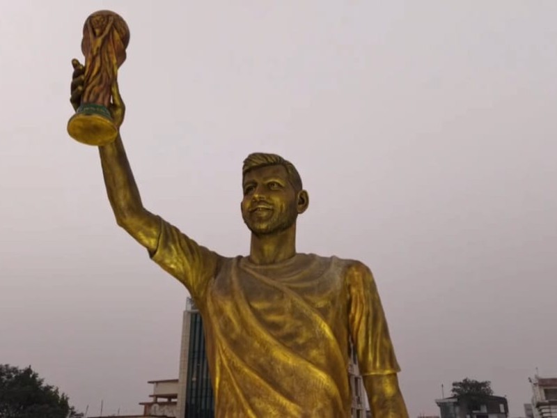 Kolkata’s giant Messi statue sparks hilarious online reactions as fans claim it looks nothing like him.