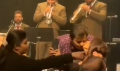 Udit Narayan's old videos of kissing Shreya Ghosal, Alka Yagnik go viral