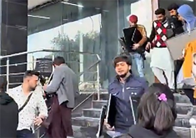 Pakistan: People loot computers, laptops during raid at fake Chinese-run call centre in Islamabad