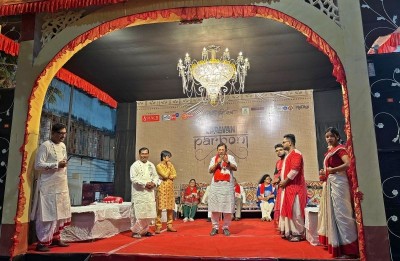 Kolkata hosts an exhibition on Bengali Dhoti-Punjabi tradition