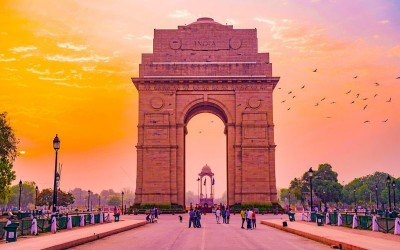 Delhi witnesses heatwave conditions with temperatures soaring above 40.2 degrees Celsius