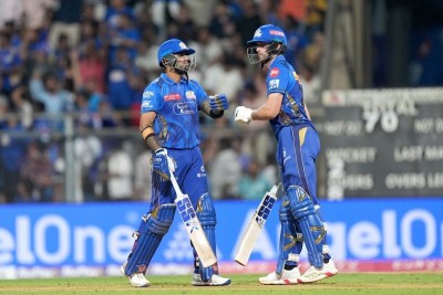 Mumbai Indians outplay Sunrisers Hyderabad by four wickets
