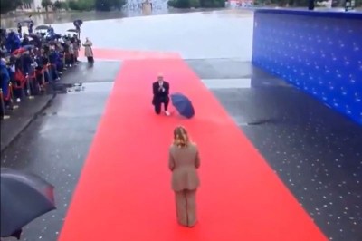 Albanian PM Edi Rama kneels to welcome his Italian counterpart Giorgia Meloni at EU summit