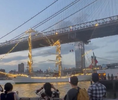 Mexican Navy ship carrying over 200 people hits Brooklyn Bridge in New York; leaves 2 dead, 22 injured