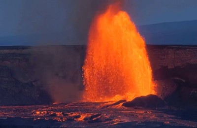 Hawaii's Kilauea Volcano erupts with 1,000-foot 'lava fountaining'
