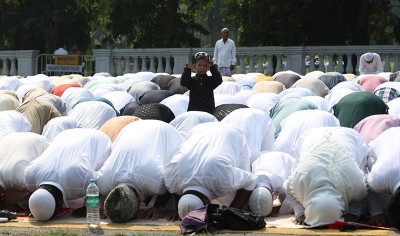 Muslims offer prayers on Eid al-Adha in Kolkata