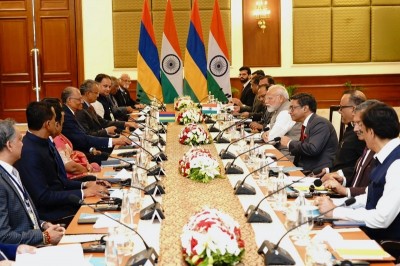 Modi meets Ramgoolam in Varanasi, announces India-Mauritius Special Economic Package