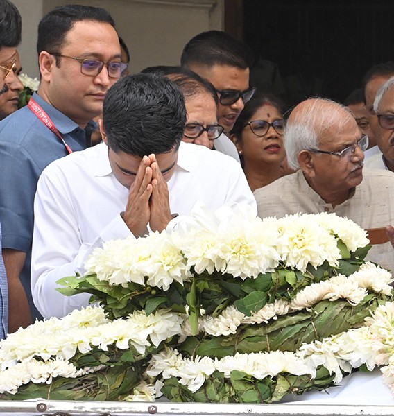 In Images: Abhishek Banerjee, other TMC leaders pay last respect to Mukul Roy