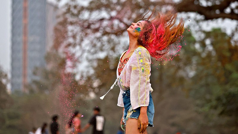 Splash of Spring: Holi celebrations in Kolkata