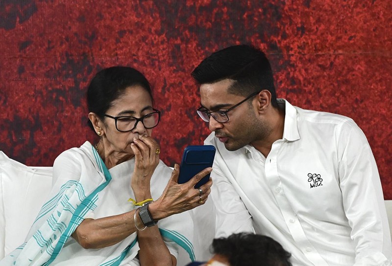 In Images: Mamata Banerjee holds dharna in Kolkata over SIR issue