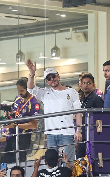 In Images: SRK at Eden Gardens for KKR match against PBKS