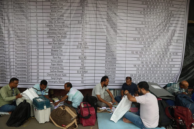 Phase 1 of Bengal polls tomorrow; polling personnel collect EVMs, other materials from a Siliguri dispersal centre