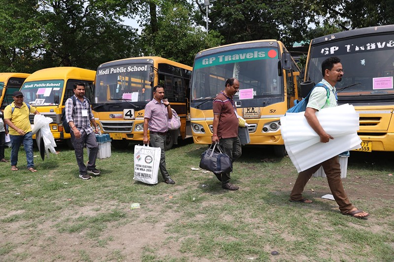 Phase 1 of Bengal polls tomorrow; polling personnel collect EVMs, other materials from a Siliguri dispersal centre
