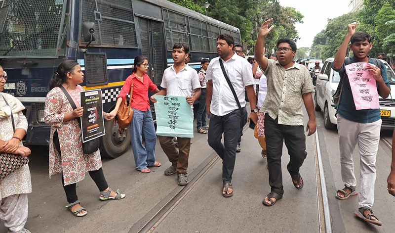 Reading Chain in Kolkata Amid College Street Eviction Fears